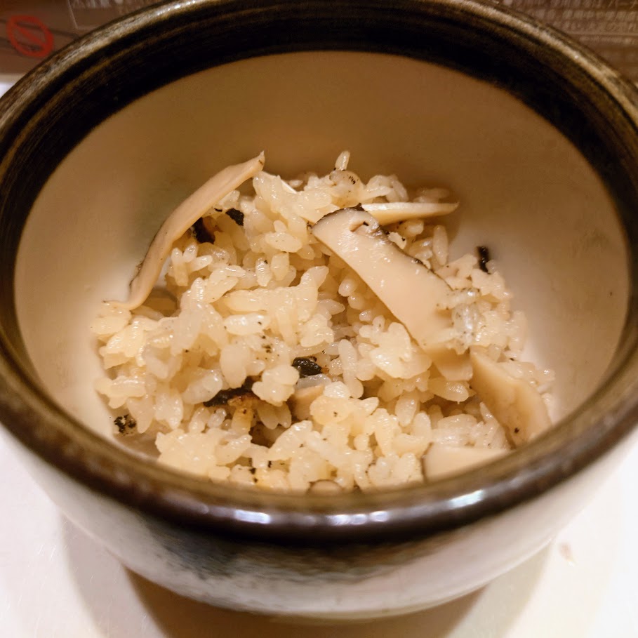 奈良屋の夕食の2日目に出された松茸御飯。マツタケがたっぷり入っていて豪華。