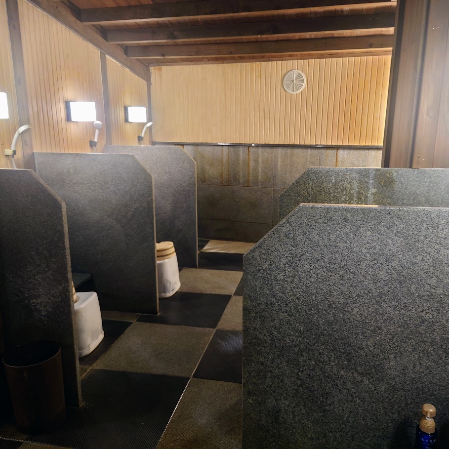 奈良屋の大浴場「花の湯」の洗い場は、一つ一つが仕切られていて、使い勝手がよい。