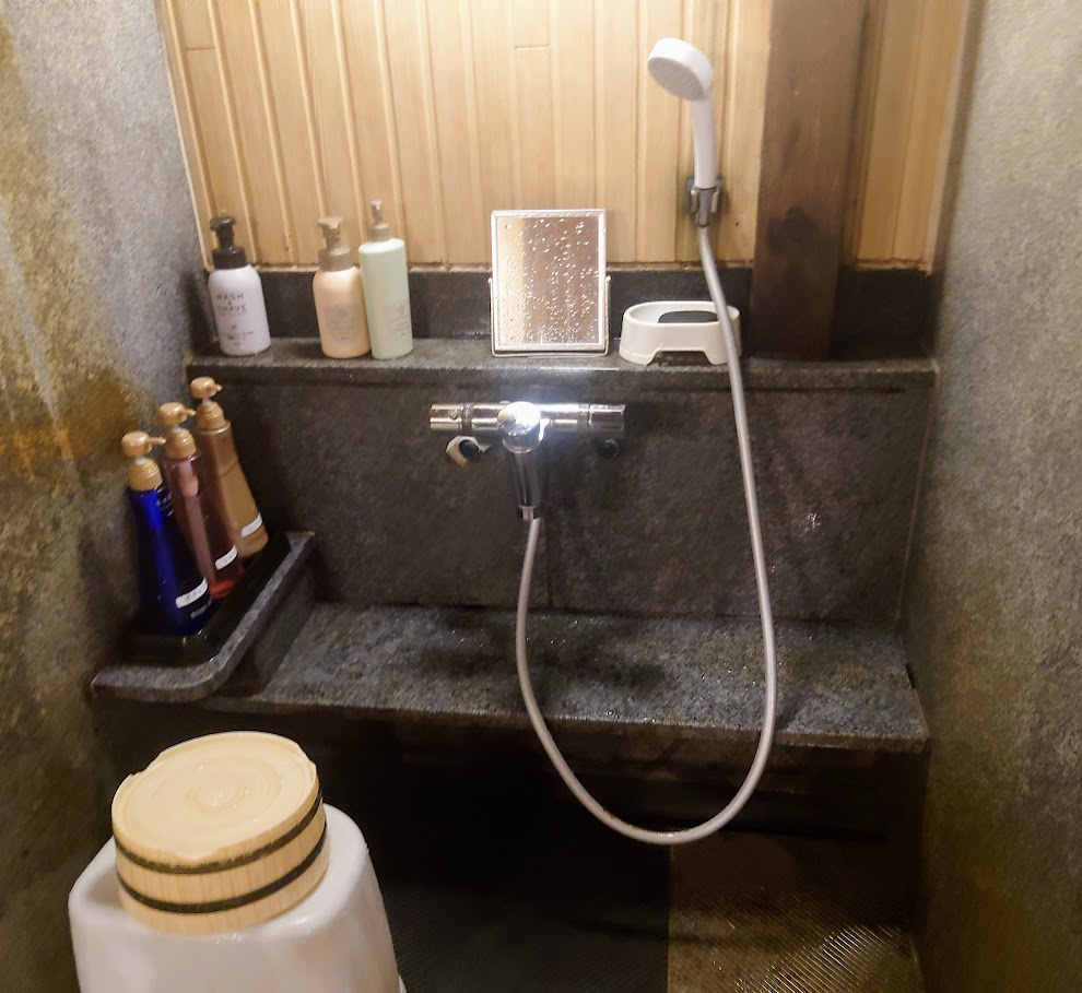 奈良屋の大浴場「花の湯」の洗い場は、シャワーの出がよい。