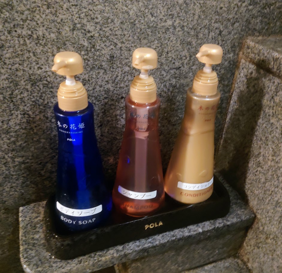 奈良屋の大浴場「花の湯」の洗い場には、ポーラ製のシャンプー、コンディショナー、ボディソープが備えられている。