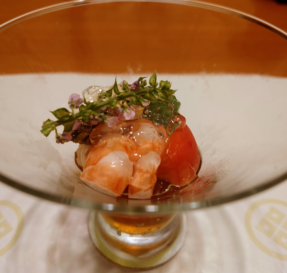 奈良屋の夕食に出された冷たいジュレ。蒸した鮑（あわび）と海老の入った豪華な一品。