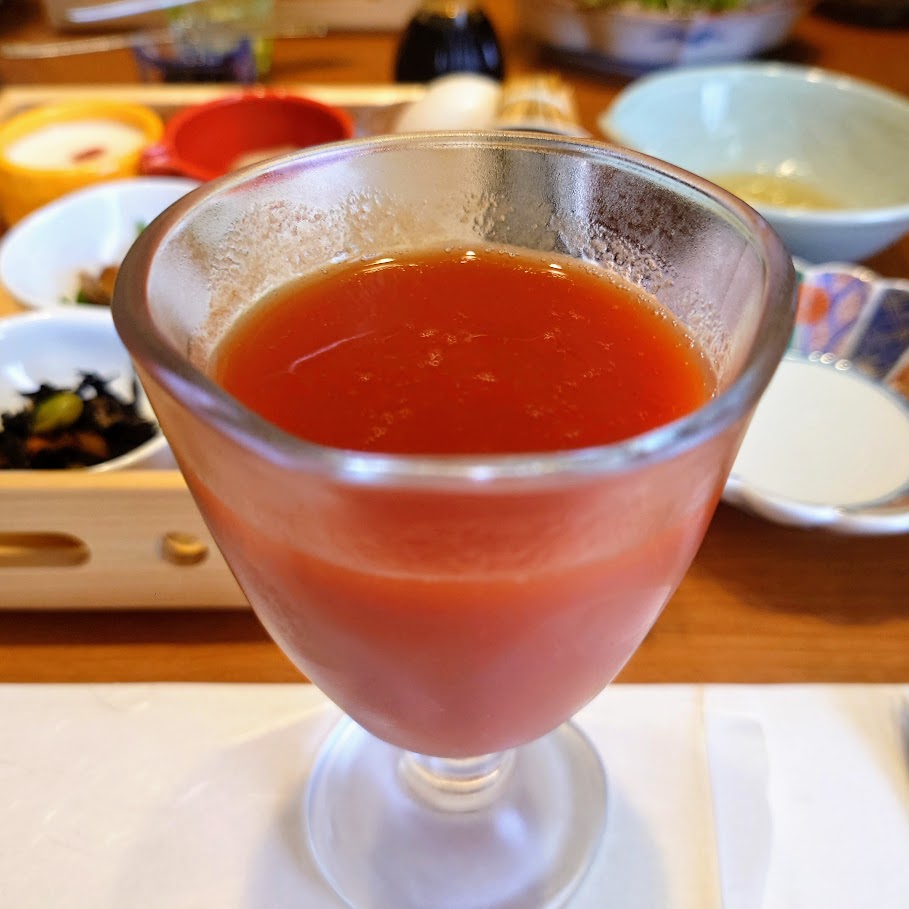 奈良屋の朝食では、リンゴジュースかトマトジュースかを選べる。