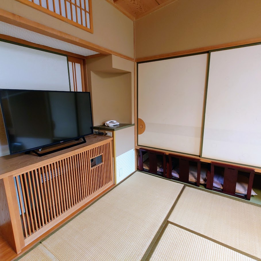 最上階和室の部屋には、大型テレビがある。
