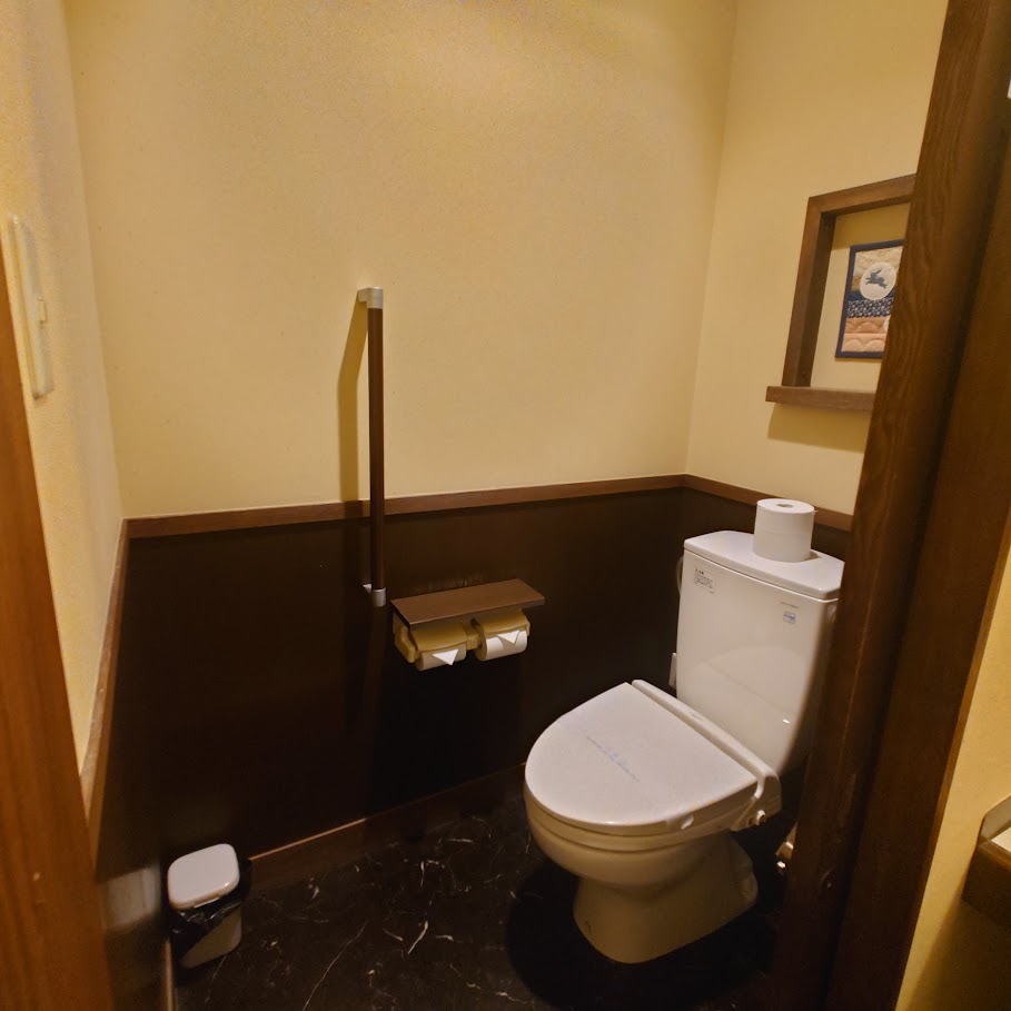 峡雲荘の本館和室　トイレは、清潔で使いやすい