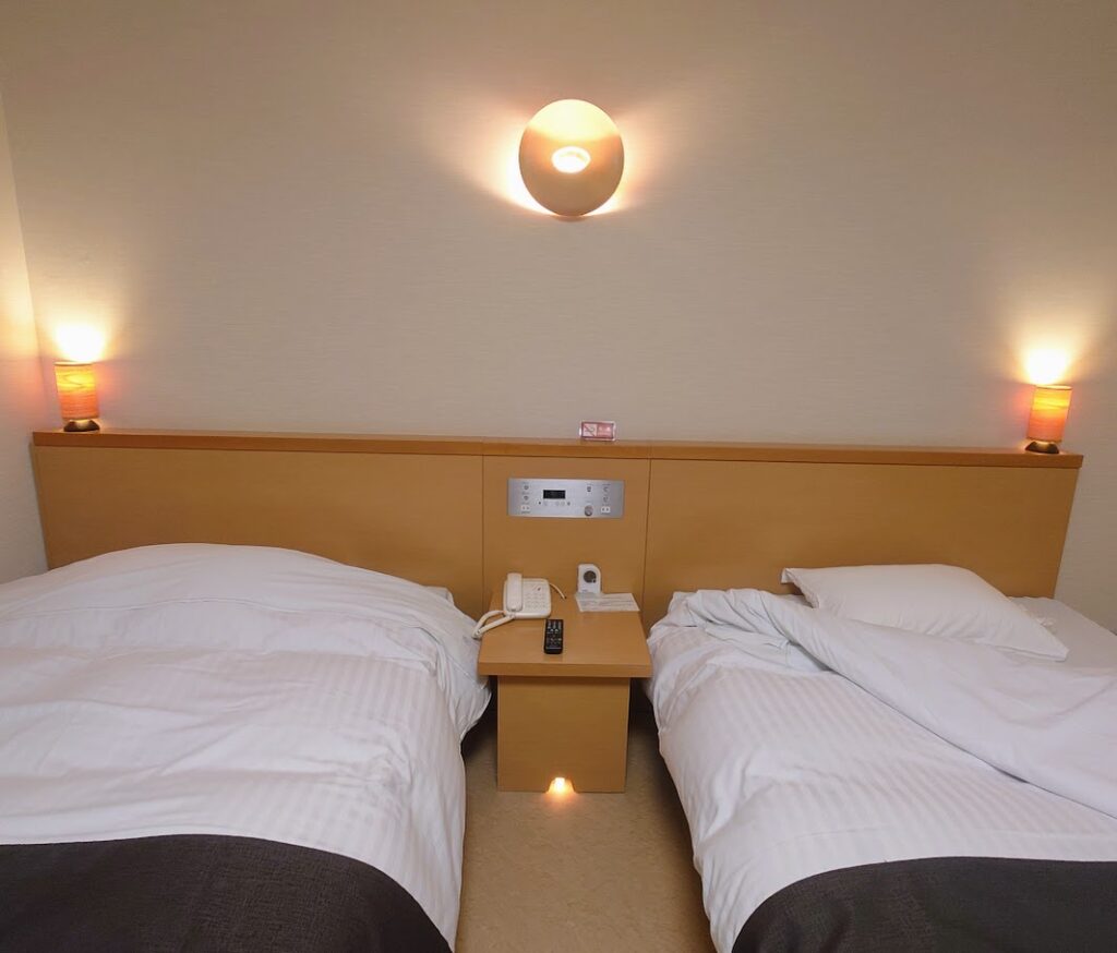 「モダン和室」の部屋の様子　ベッドの枕もとと壁には、木製のライトがある