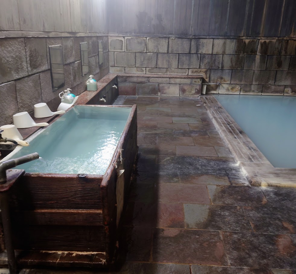峡雲荘の大浴場　内風呂には、髪や顔を洗うためのきれいなお湯が沸き出ている湯船がある