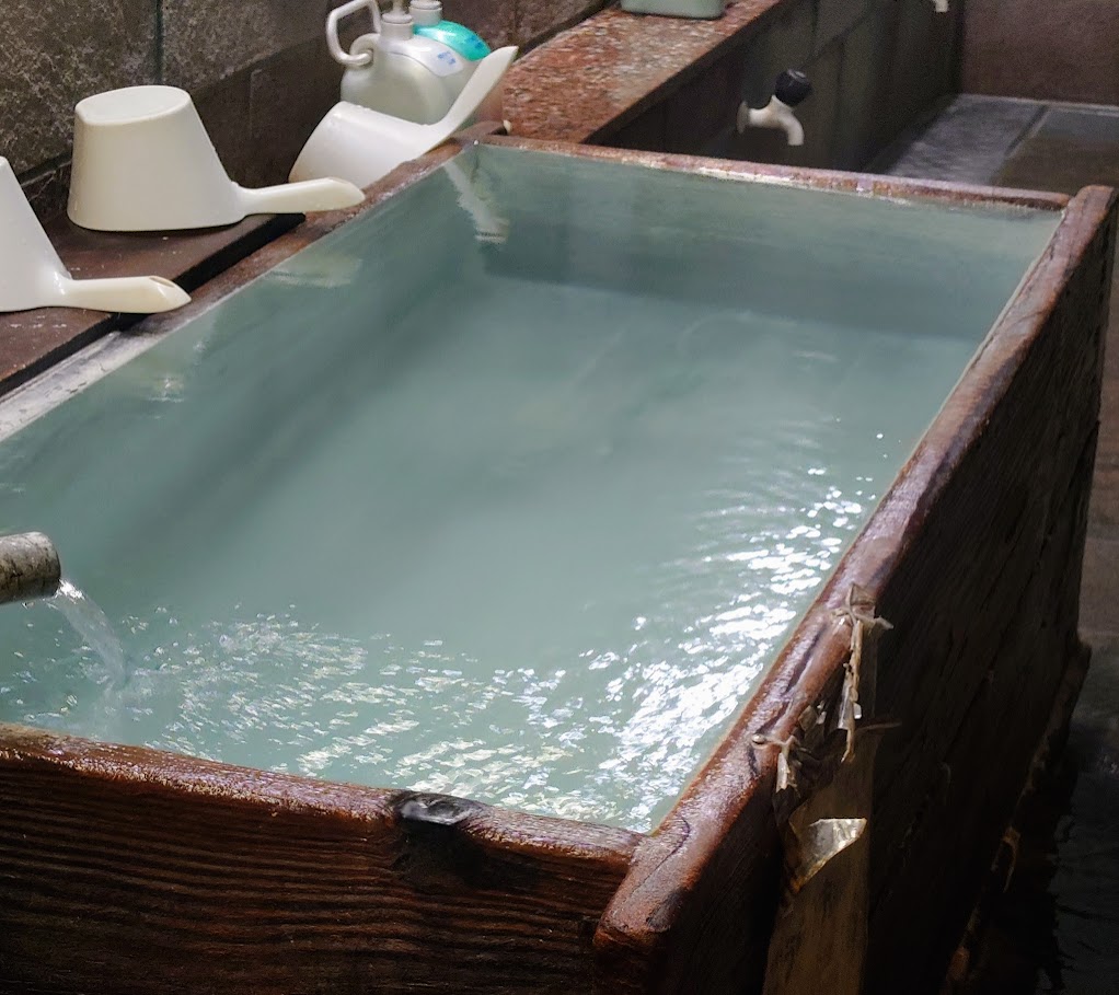 峡雲荘の大浴場　内風呂には、髪や顔を洗うための長方形の湯船があり、源泉が沸き出ている