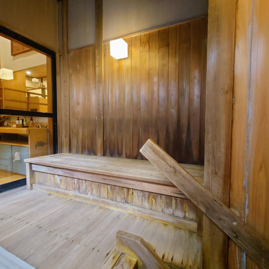 奈良屋の大浴場「御汲上の湯」の脱衣所から内風呂へ行く途中に、座って休憩できるコーナーがある。