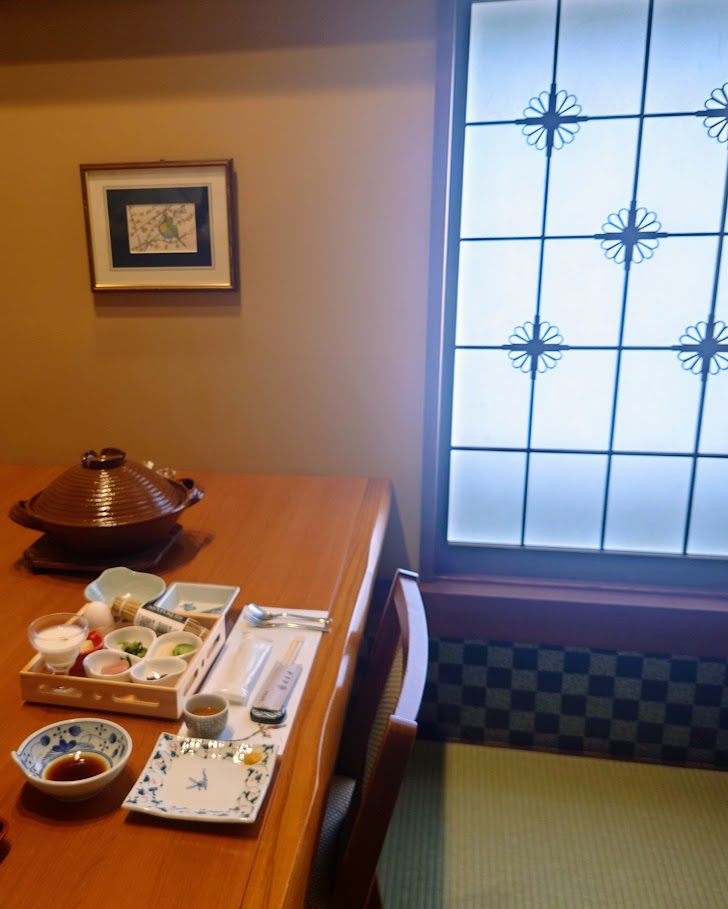 奈良屋の食事処の個室に整えられた朝食膳。