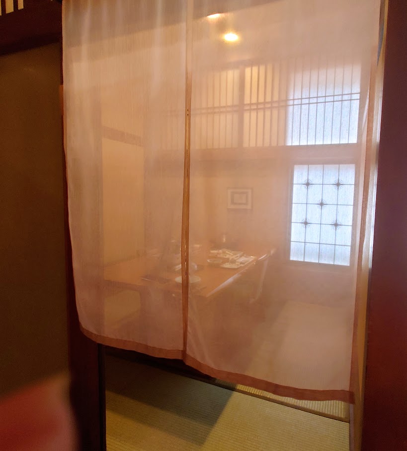 奈良屋の食事処を暖簾越しに見たところ。