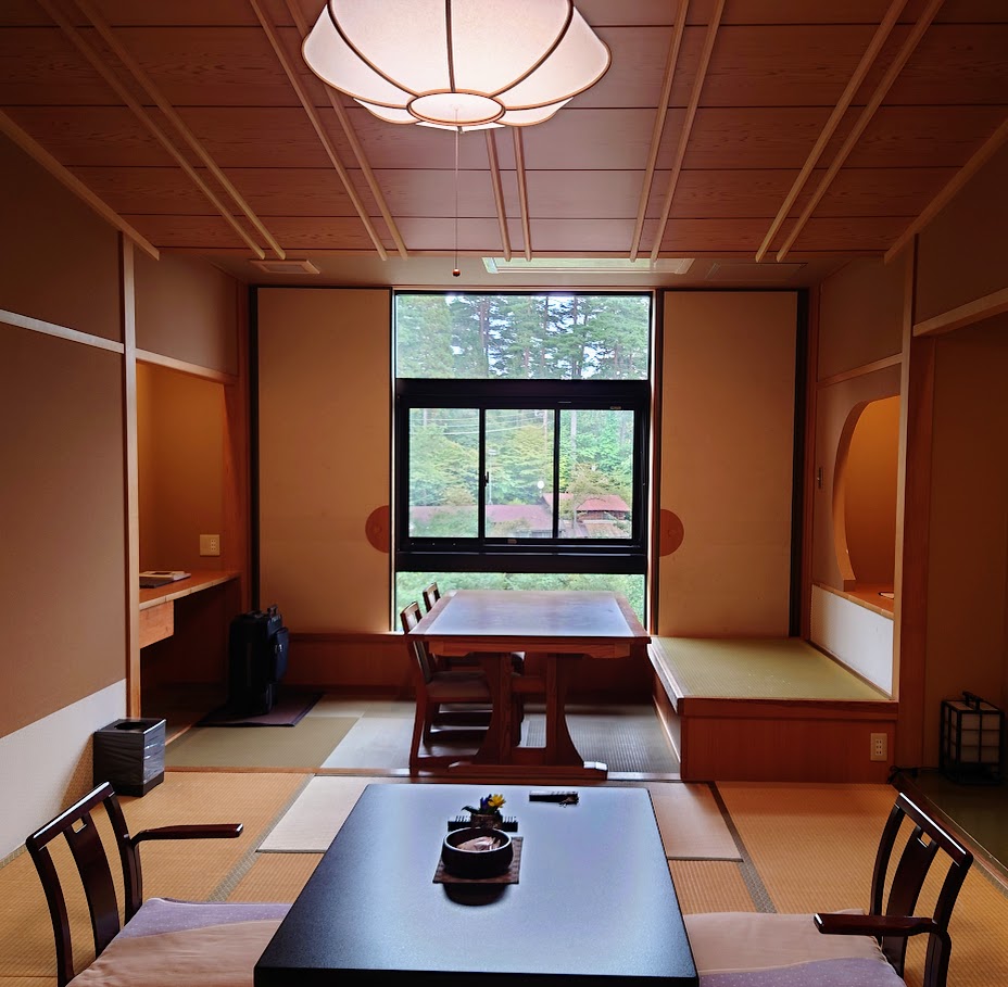 最上階和室の部屋は、和室6畳に座卓、窓際にテーブルがある。