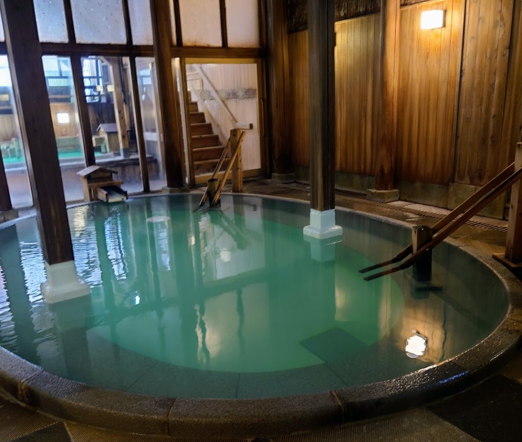 奈良屋の大浴場「御汲上の湯」の内風呂には、白旗の源泉がこんこんと湧き出ている。
