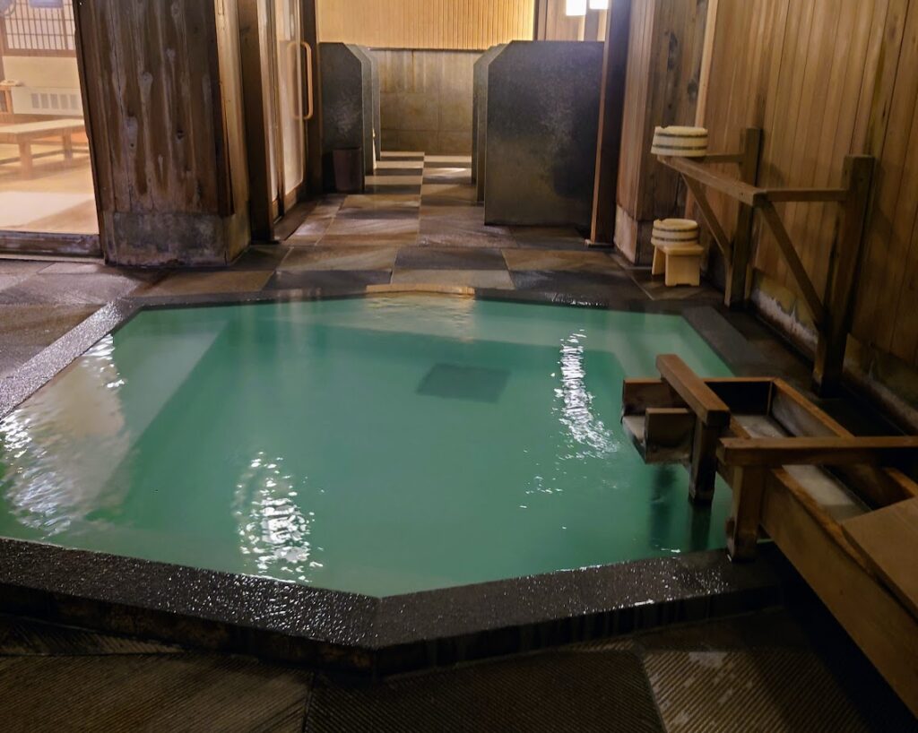 奈良屋の大浴場「花の湯」の内風呂から、洗い場を見たところ。