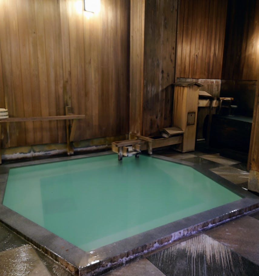 奈良屋の大浴場「花の湯」の内風呂は石造りで、周りは木製の壁で、情緒がある。