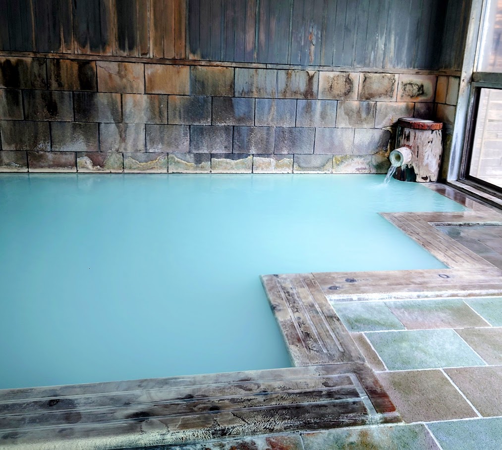 峡雲荘の大浴場　内風呂は、壁や湯船が木製で、情緒がある