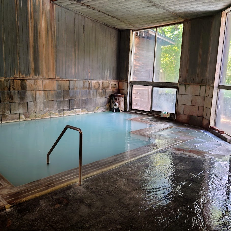 峡雲荘の大浴場　内風呂には、湧き出た源泉が、湯船から惜しげもなくあふれ出している