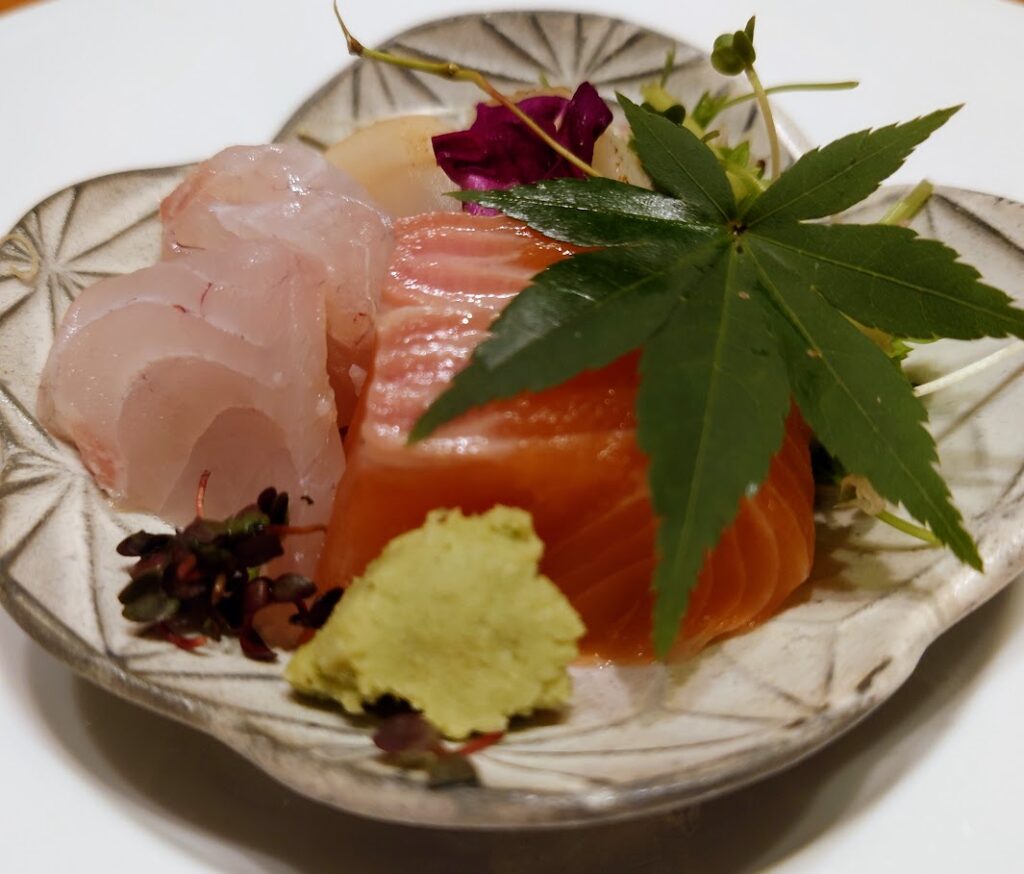 奈良屋の夕食のお刺身三種盛りは、虹鱒（にじます）、鱸（すずき）、平貝。