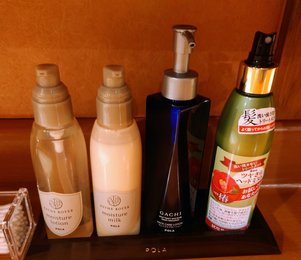 奈良屋の大浴場「花の湯」の脱衣所には、化粧水、乳液、オイルなどが備えてある。