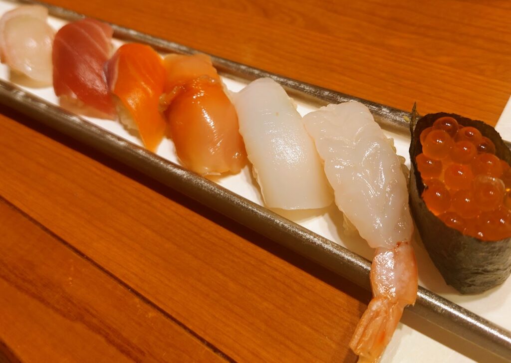 奈良屋の夕食で、板前さんににぎってもらった寿司。