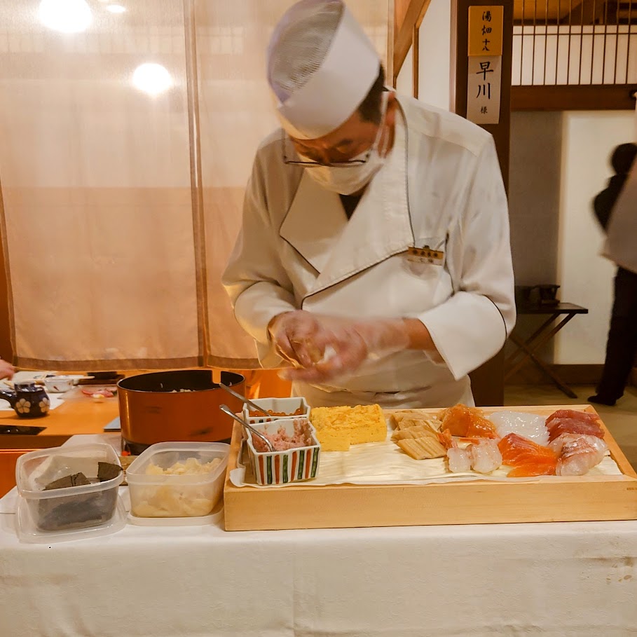 奈良屋の夕食では、サプライズで、板前さんが、目の前で寿司をにぎってくれる。