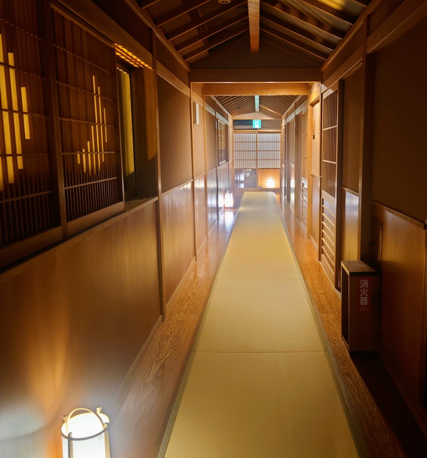 「奈良屋」の最上階5階の廊下は、畳敷きで上品な雰囲気。