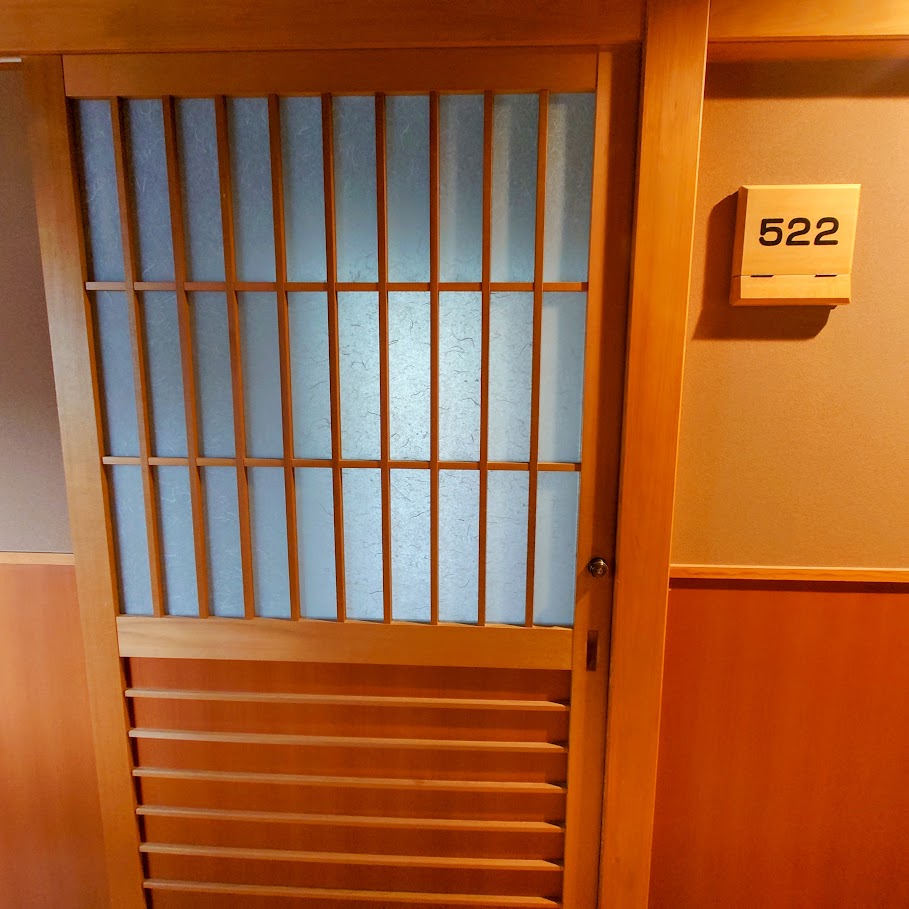「奈良屋」の最上階5階、「なでしこ」の部屋の入り口の様子。