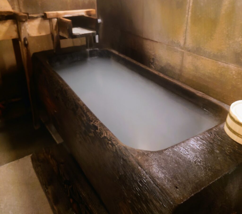 奈良屋の大浴場「花の湯」の内風呂には、松をくりぬいた浴槽がある。