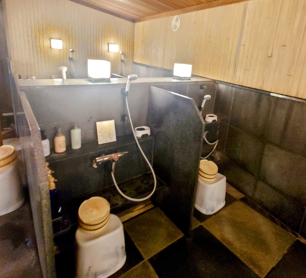 奈良屋の大浴場「御汲上の湯」の内風呂には、仕切りのついた洗い場がある。