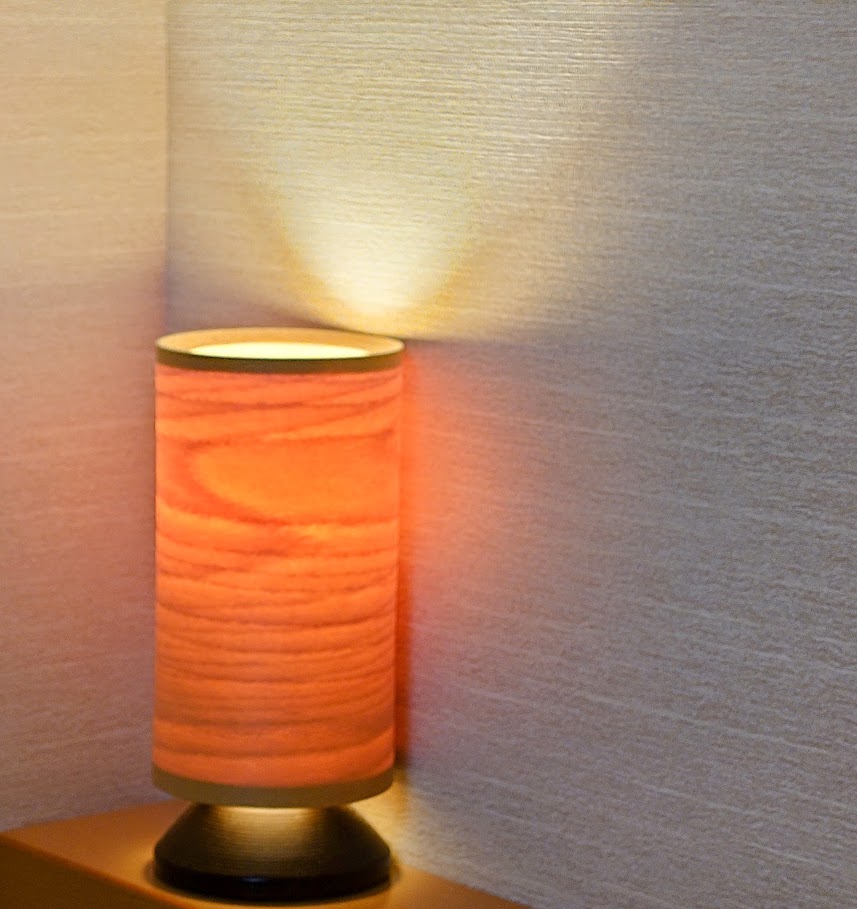 「モダン和室」の部屋の様子　ベッドの枕もとには、青森のブナと使った照明が置いてある