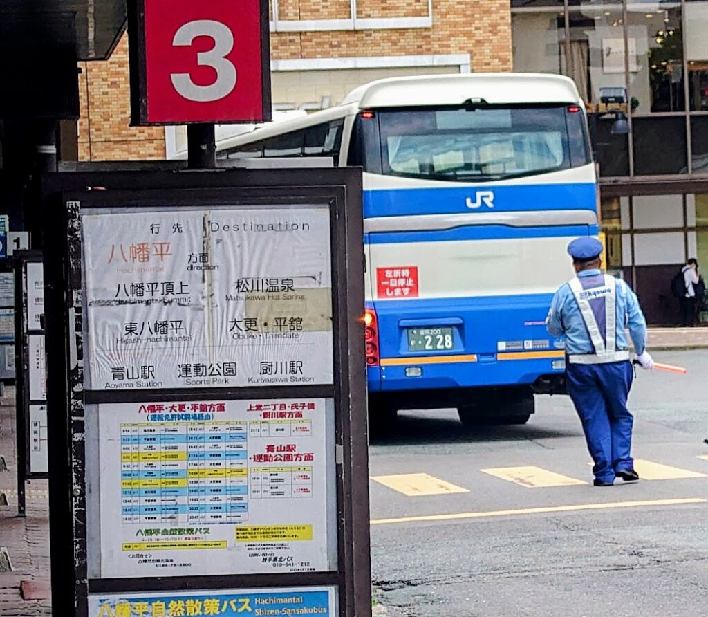盛岡駅のバスターミナル　3番乗り場から「松川温泉」行きのバスが出る