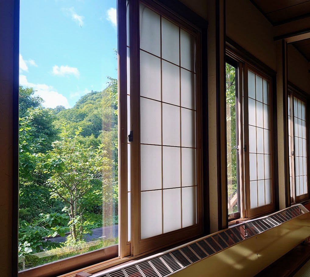 峡雲荘の朝食の会場には、大きな窓があり、美しい緑が見える