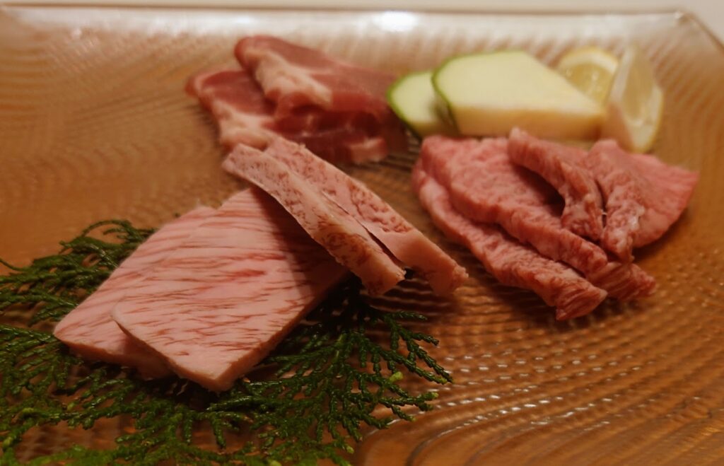 奈良屋の夕食のメインは、「三種の御肉食べ比べ」。上州牛リブロース、三角バラ、千葉県産まほろばポークは、どれも柔らかい。