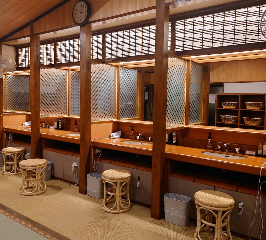 奈良屋の大浴場「花の湯」の脱衣所は、明るくて清潔。