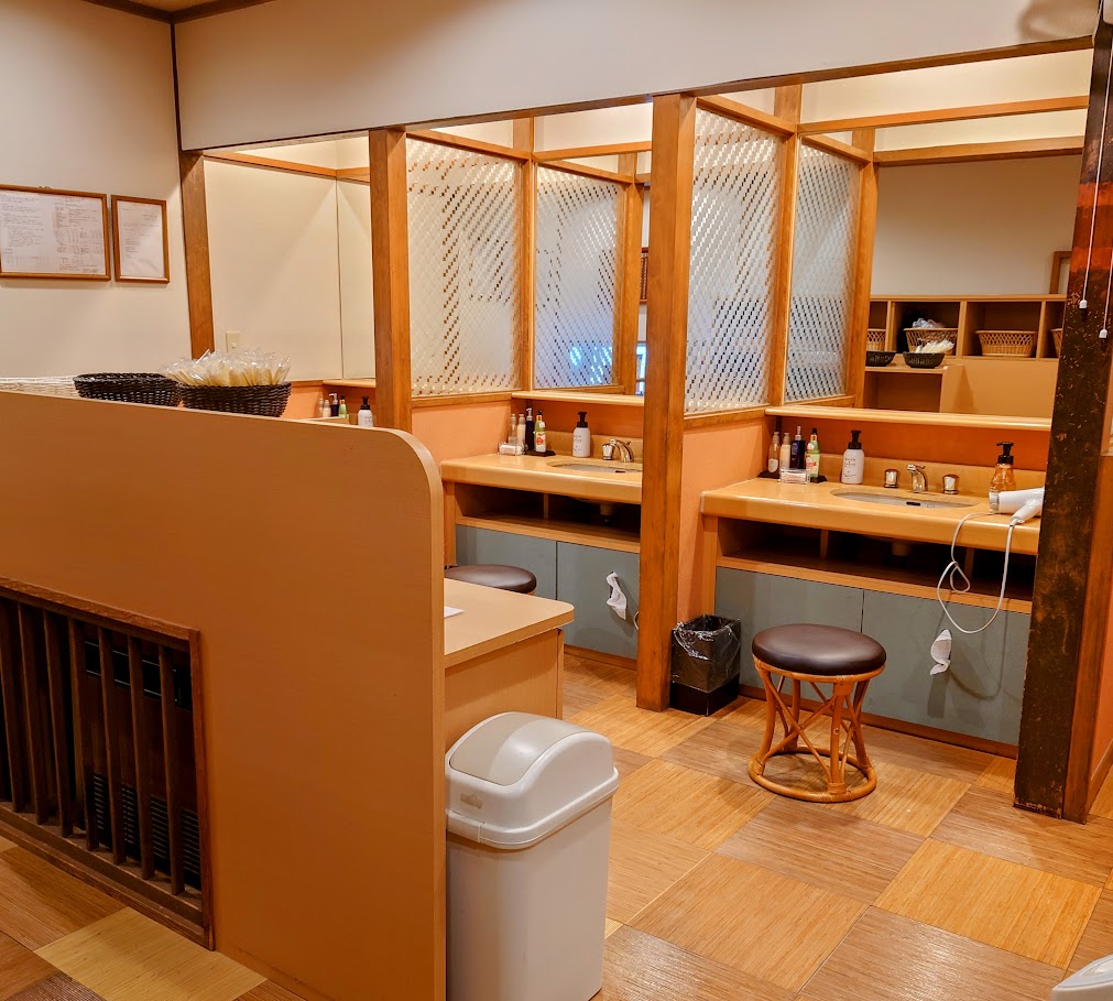 奈良屋の大浴場「御汲上の湯」の脱衣所は、明るくて清潔感がある。