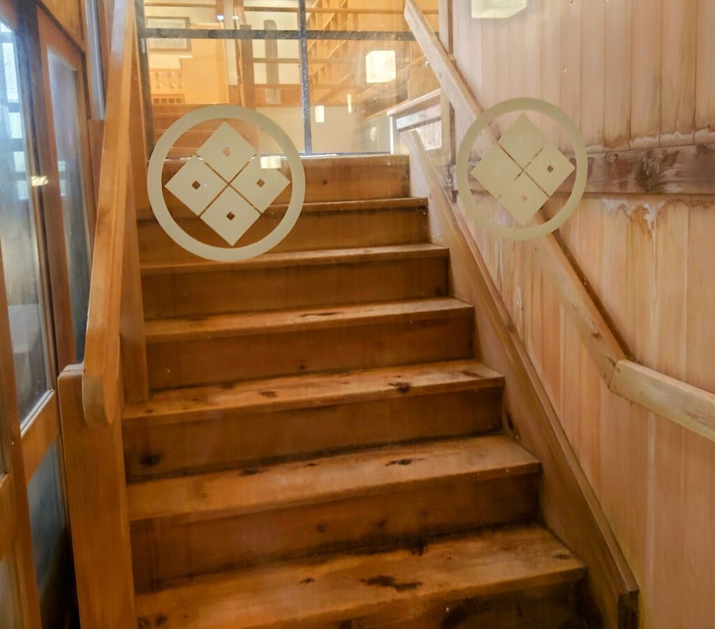 奈良屋の大浴場「御汲上の湯」は、脱衣所から階段を降りて内風呂に行く。