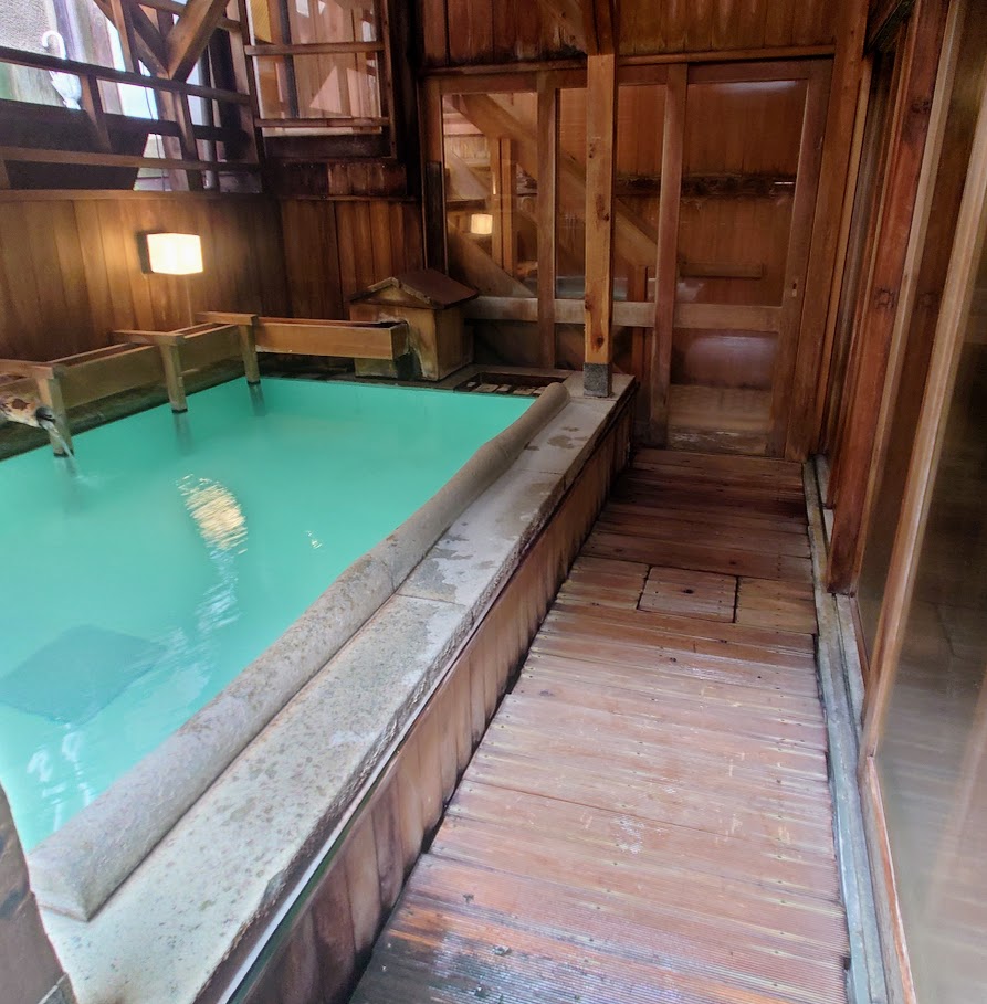 奈良屋の大浴場「御汲上の湯」の露天風呂は、横長の長方形をしている。