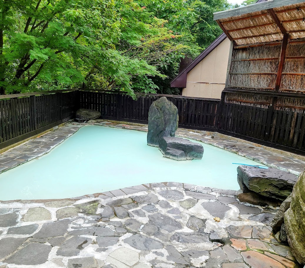 松川温泉「峡雲荘」の露天風呂の様子