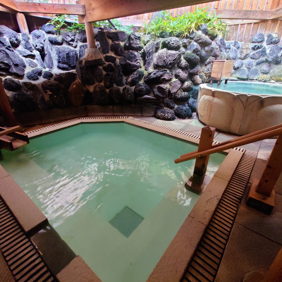 奈良屋の大浴場「花の湯」の露天風呂には、大きい浴槽と小さい浴槽が一つずつある。