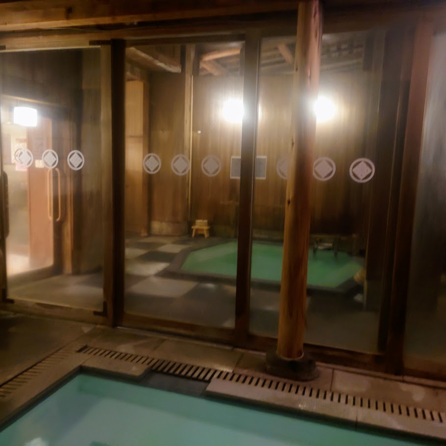 奈良屋の大浴場「花の湯」の露天風呂と内風呂は、透明の扉で仕切らていて、解放感がある。