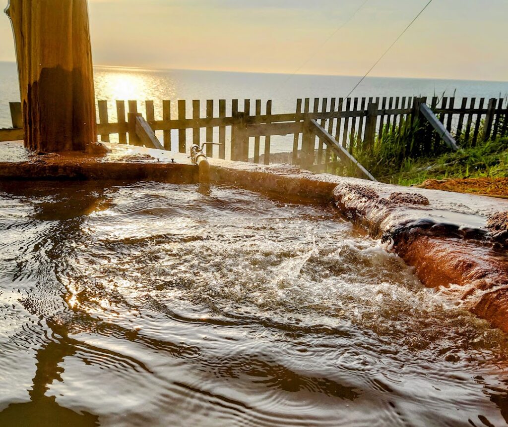 「不老ふ死の湯」の露天風呂　夕日が海にうつる絶景が見渡せる