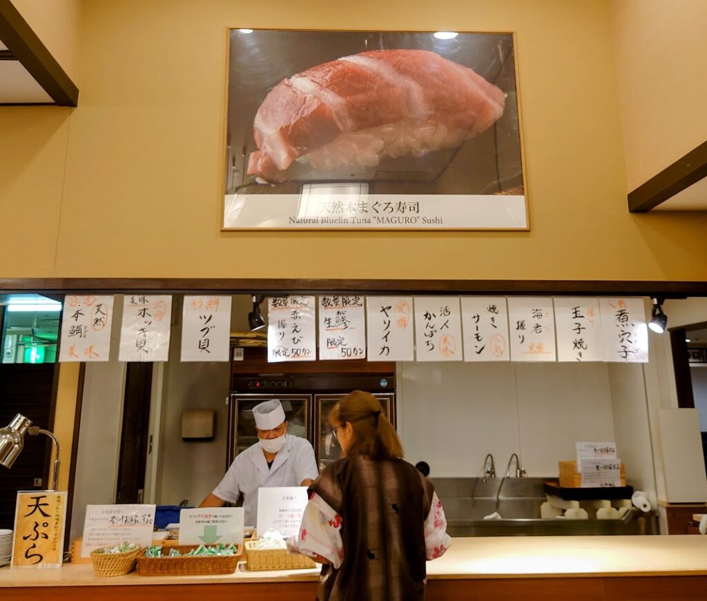 水上温泉「松乃井」の夕食ビュッフェのライブキッチンでは、寿司をにぎって提供している