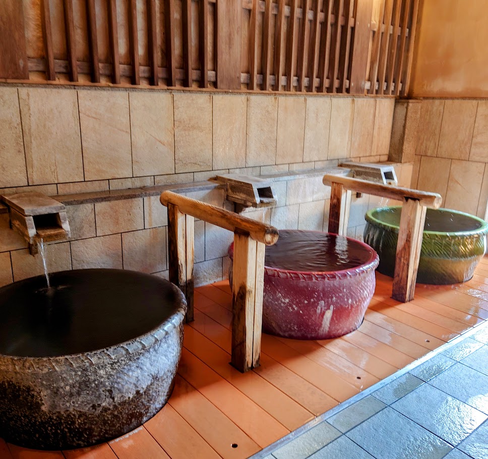 水上温泉「松乃井」の庭園風呂「蛍あかりの湯」の壺湯が３つ並んでいる