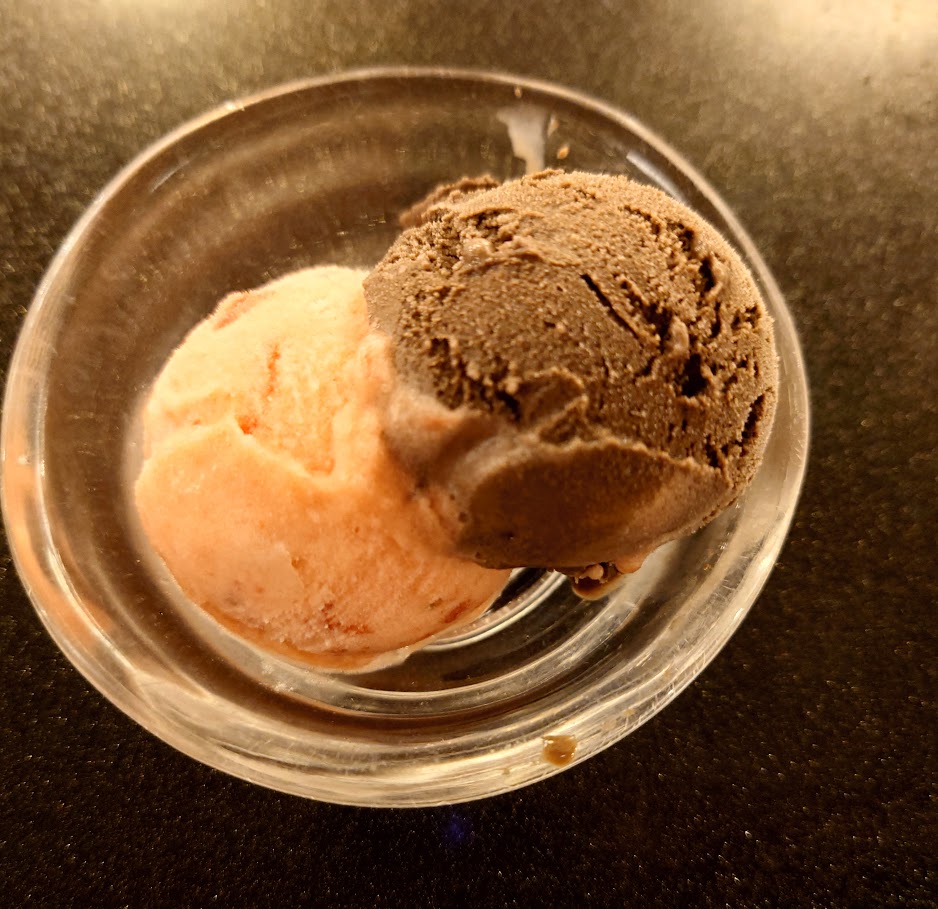 水上温泉「松乃井」の夕食ビュッフェ　チョコレートといちごのアイスが盛り付けられている