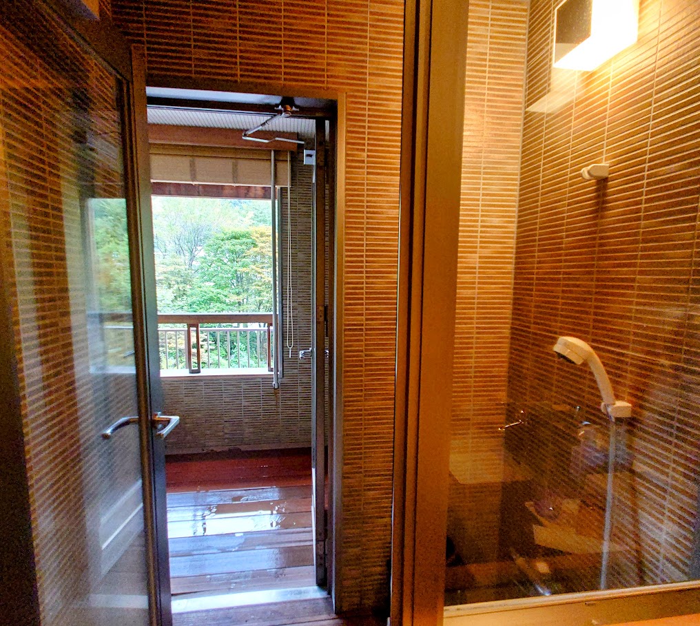 水上温泉「松乃井」露天風呂付客室のシャワー室の様子