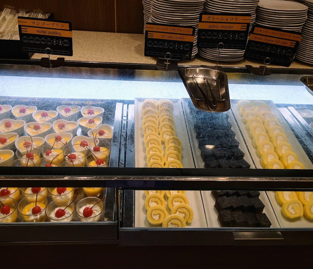 水上温泉「松乃井」の夕食ビュッフェ　ケーキなどのデザートがケースの中に並べられている