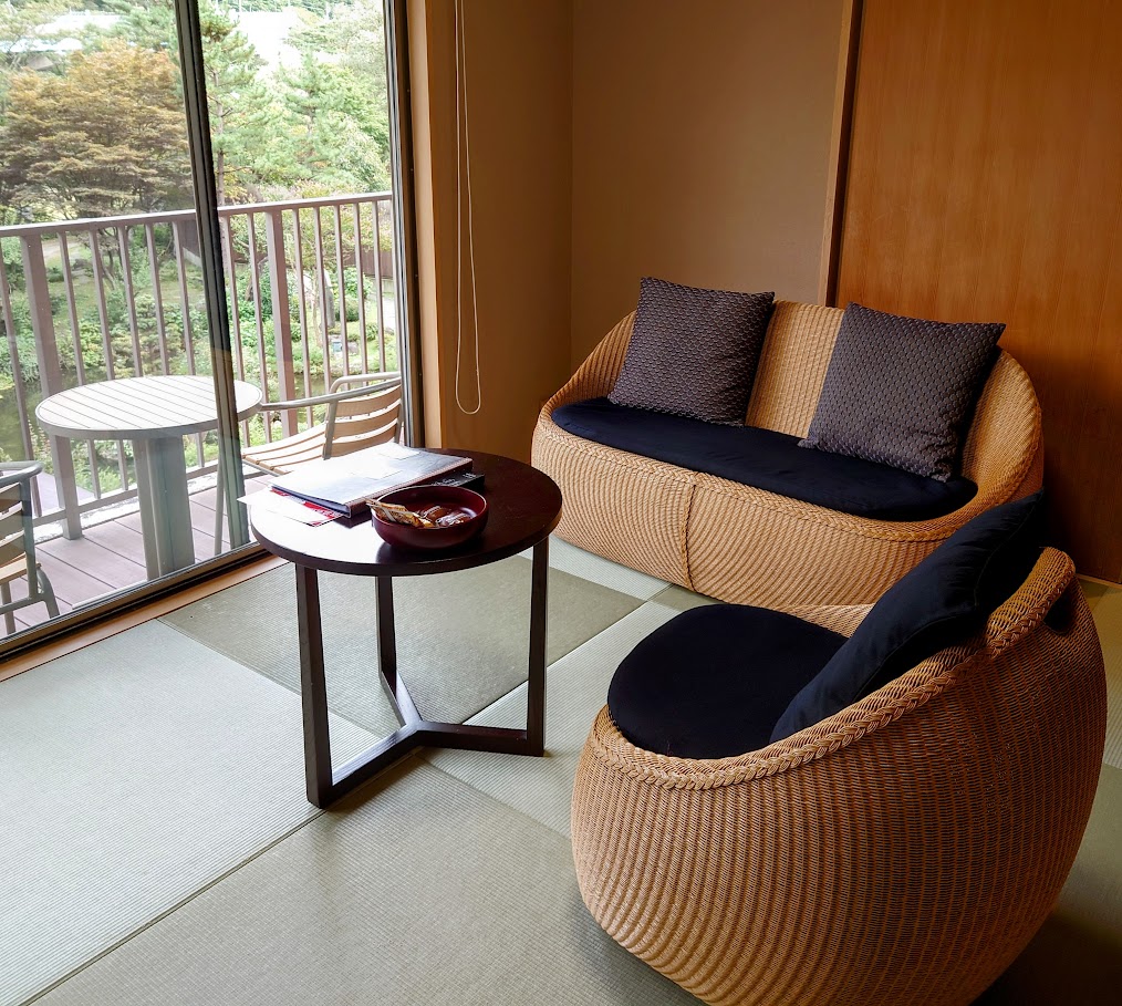 水上温泉「松乃井」露天風呂付客室のリビングにある、ラタン製のソファ