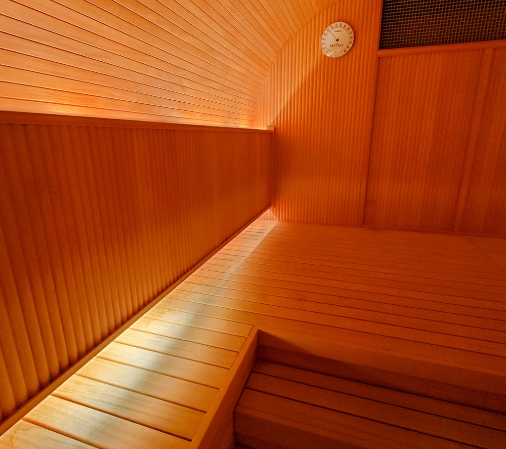 水上温泉「松乃井」の大浴場「月あかりの湯」　ナッピングルームの中は、新しい木の床や壁が心地よい