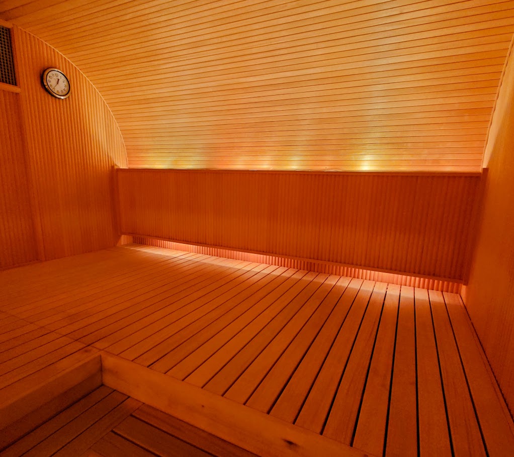 水上温泉「松乃井」の大浴場「月あかりの湯」のナッピングルームは、座ったり横になったりできるようになっている