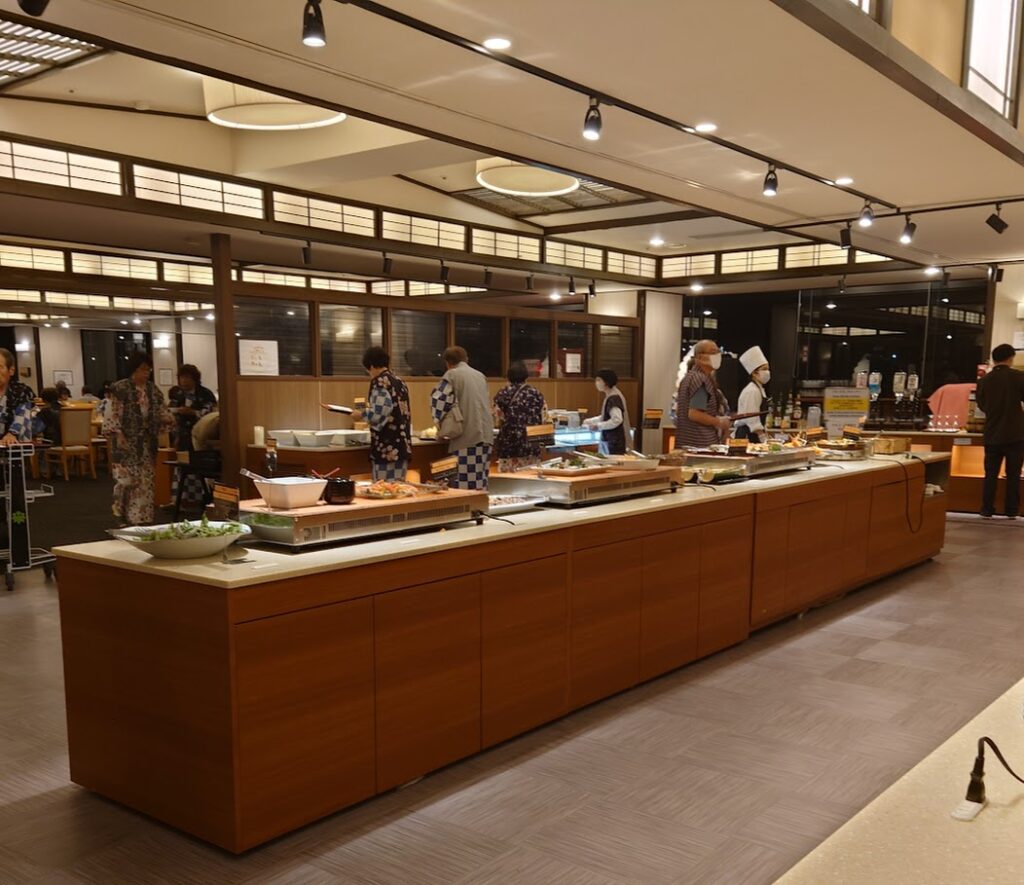 水上温泉「松乃井」の食堂　広いスペースにたくさんの料理が並ぶ