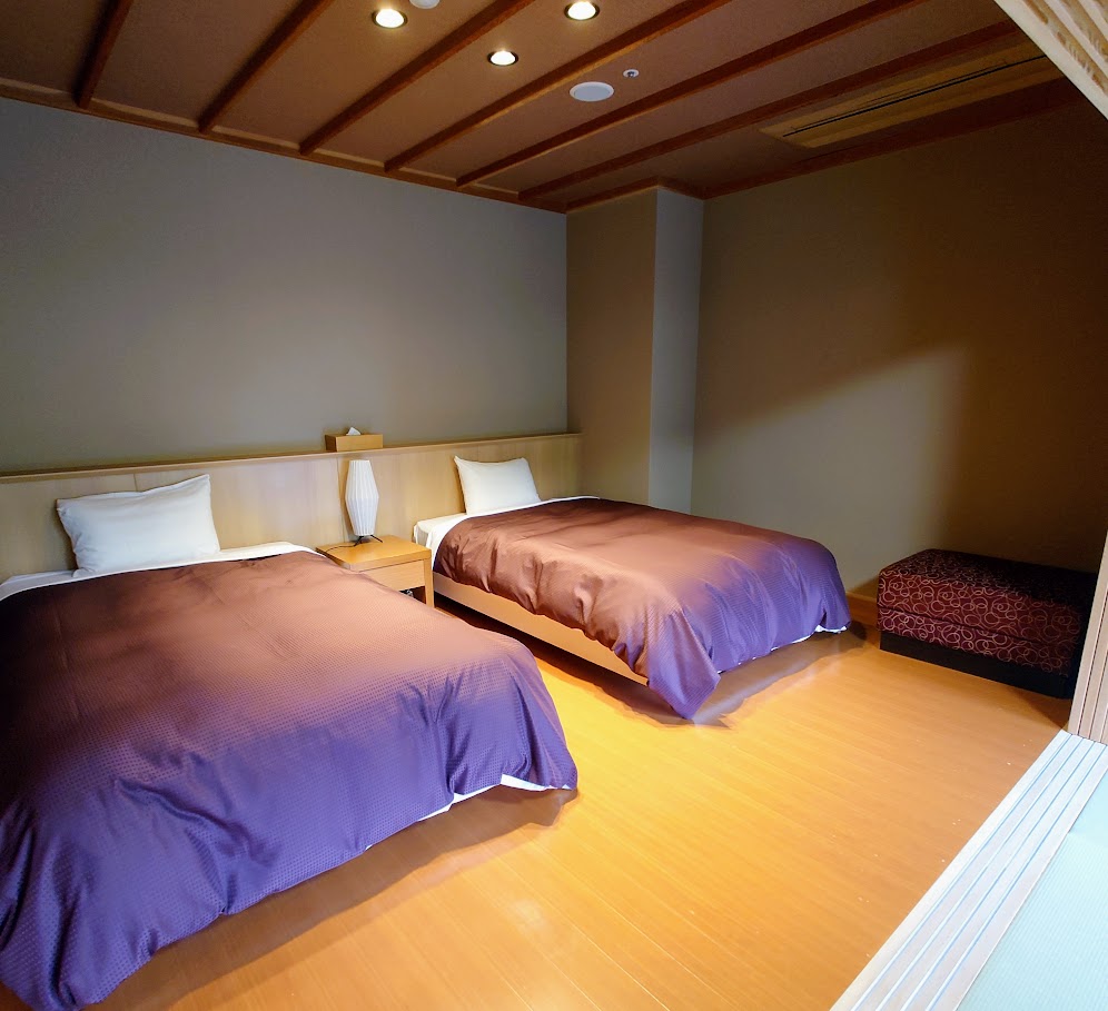 水上温泉「松乃井」露天風呂付客室のベッドルーム　ツインベッドが置いてある